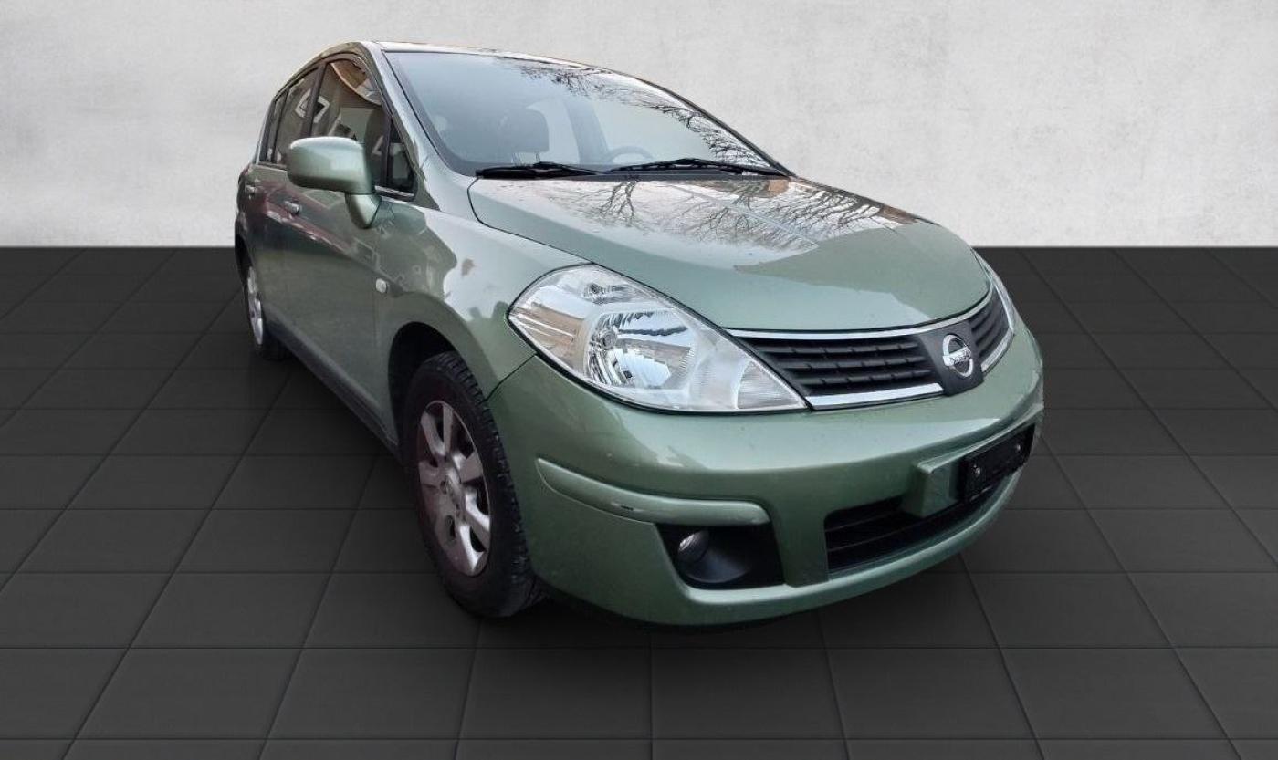 Nissan Tiida verte